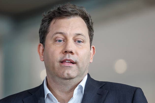 Statement SPD Matthias Miersch, Baerbel Bas und Lars Klingbeil (SPD), Bundesfinanzminister bei einem Statement SPD am 05.05.26 in Berlin. Lars Klingbeil spricht zu den Anwesenden. Berlin Berlin Deutschland Reichstag