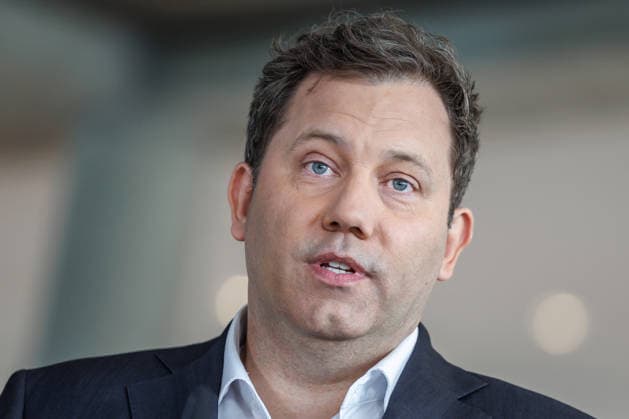 Statement SPD Matthias Miersch, Baerbel Bas und Lars Klingbeil (SPD), Bundesfinanzminister bei einem Statement SPD am 05.05.26 in Berlin. Lars Klingbeil spricht zu den Anwesenden. Berlin Berlin Deutschland Reichstag