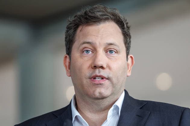 Statement SPD Matthias Miersch, Baerbel Bas und Lars Klingbeil (SPD), Bundesfinanzminister bei einem Statement SPD am 05.05.26 in Berlin. Lars Klingbeil spricht zu den Anwesenden. Berlin Berlin Deutschland Reichstag