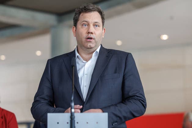 Statement SPD Matthias Miersch, Baerbel Bas und Lars Klingbeil (SPD), Bundesfinanzminister bei einem Statement SPD am 05.05.26 in Berlin. Lars Klingbeil spricht zu den Anwesenden. Berlin Berlin Deutschland Reichstag