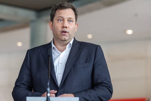 Statement SPD Matthias Miersch, Baerbel Bas und Lars Klingbeil (SPD), Bundesfinanzminister bei einem Statement SPD am 05.05.26 in Berlin. Lars Klingbeil spricht zu den Anwesenden. Berlin Berlin Deutschland Reichstag