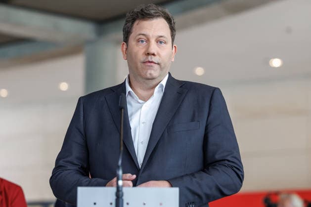Statement SPD Matthias Miersch, Baerbel Bas und Lars Klingbeil (SPD), Bundesfinanzminister bei einem Statement SPD am 05.05.26 in Berlin. Lars Klingbeil spricht zu den Anwesenden. Berlin Berlin Deutschland Reichstag