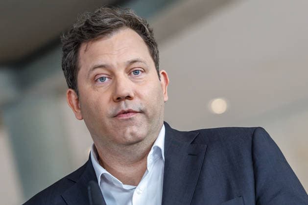 Statement SPD Matthias Miersch, Baerbel Bas und Lars Klingbeil (SPD), Bundesfinanzminister bei einem Statement SPD am 05.05.26 in Berlin. Lars Klingbeil spricht zu den Anwesenden. Berlin Berlin Deutschland Reichstag