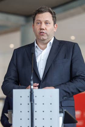 Statement SPD Matthias Miersch, Baerbel Bas und Lars Klingbeil (SPD), Bundesfinanzminister bei einem Statement SPD am 05.05.26 in Berlin. Lars Klingbeil spricht zu den Anwesenden. Berlin Berlin Deutschland Reichstag