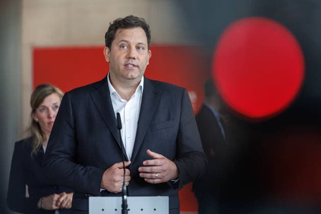 Statement SPD Matthias Miersch, Baerbel Bas und Lars Klingbeil (SPD), Bundesfinanzminister bei einem Statement SPD am 05.05.26 in Berlin. Lars Klingbeil spricht zu den Anwesenden. Berlin Berlin Deutschland Reichstag