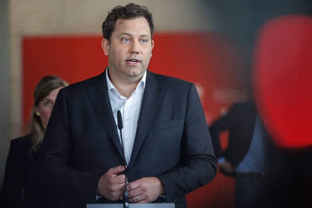 Statement SPD Matthias Miersch, Baerbel Bas und Lars Klingbeil (SPD), Bundesfinanzminister bei einem Statement SPD am 05.05.26 in Berlin. Lars Klingbeil spricht zu den Anwesenden. Berlin Berlin Deutschland Reichstag