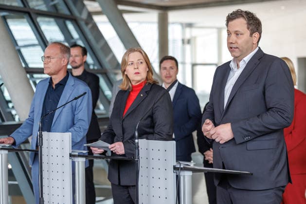 Statement SPD Matthias Miersch, Baerbel Bas und Lars Klingbeil (SPD), Bundesfinanzminister bei einem Statement SPD am 05.05.26 in Berlin. Lars Klingbeil spricht zu den Anwesenden. Berlin Berlin Deutschland Reichstag