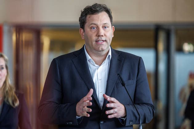 Statement SPD Matthias Miersch, Baerbel Bas und Lars Klingbeil (SPD), Bundesfinanzminister bei einem Statement SPD am 05.05.26 in Berlin. Lars Klingbeil spricht zu den Anwesenden. Berlin Berlin Deutschland Reichstag