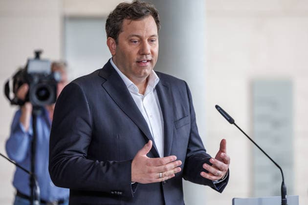 Statement SPD Matthias Miersch, Baerbel Bas und Lars Klingbeil (SPD), Bundesfinanzminister bei einem Statement SPD am 05.05.26 in Berlin. Lars Klingbeil spricht zu den Anwesenden. Berlin Berlin Deutschland Reichstag