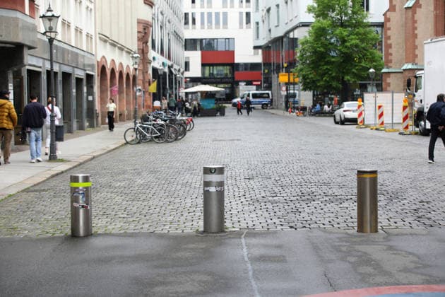 spurensuche nach amokfart in leipzig Leipzig , 05.05.2036 Einen Tag nach der Amokfahrt von Jeffrey K. in der Grimmaische Straße in der Leipziger Innenstadt sucht die Polizei weitehin nach Spuren Sachsen deutschland Copyright: xMatthiasxGränzdörferx