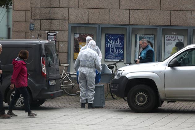 spurensuche nach amokfart in leipzig Leipzig , 05.05.2036 Einen Tag nach der Amokfahrt von Jeffrey K. in der Grimmaische Straße in der Leipziger Innenstadt sucht die Polizei weitehin nach Spuren Sachsen deutschland Copyright: xMatthiasxGränzdörferx