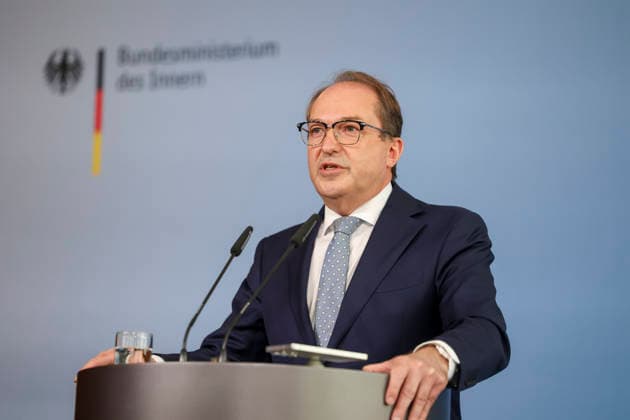 Bundesminister Alexander Dobrindt hat vor einem Jahr das Amt des Bundesinnenministers übernommen. Im Rahmen einer Pressekonferenz bilanziert er seine Amtszeit und gibt einen Ausblick auf anstehende Vorhaben. Bundesministerium des Innern in Berlin am 05.05.2026 in Berlin¨ Alexander Dobrindt zieht auf einer PK Bilanz seiner einjährigen Amtszeit