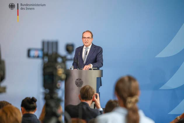 Bundesminister Alexander Dobrindt hat vor einem Jahr das Amt des Bundesinnenministers übernommen. Im Rahmen einer Pressekonferenz bilanziert er seine Amtszeit und gibt einen Ausblick auf anstehende Vorhaben. Bundesministerium des Innern in Berlin am 05.05.2026 in Berlin¨ Alexander Dobrindt zieht auf einer PK Bilanz seiner einjährigen Amtszeit