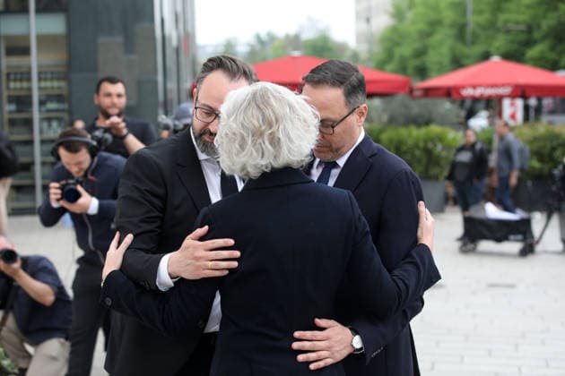spurensuche nach amokfart in leipzig Leipzig , 05.05.2036 Sachsens Wissenschaftsminister Sebastian Gemkow (li, CDU, Rektorin der Universität Leipzig Prof. Dr. Eva InÃ s Obergfell und Sachsens Wirtschaftsminister Dirk Panter (re. SPD) sind einen Tag nach der Amokfahrt von Jeffrey K. in der Grimmaische Straße in der Leipziger Innenstadt am Tatort Sachsen deutschland Copyright: xMatthiasxGränzdörferx