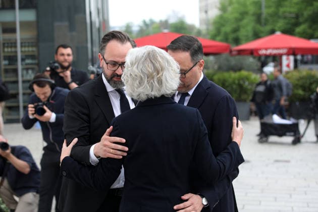 spurensuche nach amokfart in leipzig Leipzig , 05.05.2036 Sachsens Wissenschaftsminister Sebastian Gemkow (li, CDU, Rektorin der Universität Leipzig Prof. Dr. Eva InÃ s Obergfell und Sachsens Wirtschaftsminister Dirk Panter (re. SPD) sind einen Tag nach der Amokfahrt von Jeffrey K. in der Grimmaische Straße in der Leipziger Innenstadt am Tatort Sachsen deutschland Copyright: xMatthiasxGränzdörferx