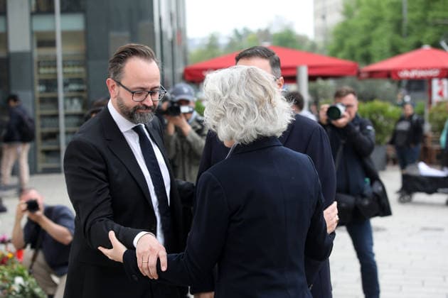 spurensuche nach amokfart in leipzig Leipzig , 05.05.2036 Sachsens Wissenschaftsminister Sebastian Gemkow (CDU) und Rektorin der Universität Leipzig Prof. Dr. Eva InÃ s Obergfell sind einen Tag nach der Amokfahrt von Jeffrey K. in der Grimmaische Straße in der Leipziger Innenstadt am Tatort Sachsen deutschland Copyright: xMatthiasxGränzdörferx