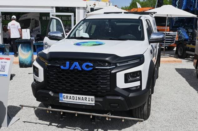 Die IFAT Munich 2026 ist die weltweit führende Fachmesse für Wasser-, Abwasser-, Abfall- und Rohstoffwirtschaft. Die Messe findet alle zwei Jahre auf dem Messegelände in München - Riem statt. Foto: JAC - Anhui Jianghuai Automobile Co., Ltd., ist ein grosser chinesischer Hersteller von Personenkraftwagen und Nutzfahrzeugen mit Sitz in Hefei. Das Unternehmen wurde 1964 gegründet, arbeitet seit 2017 eng mit dem Volkswagen-Konzern zusammen und bietet weltweit verschiedene Elektroautos, SUVs und Pick-ups im Sortiment.