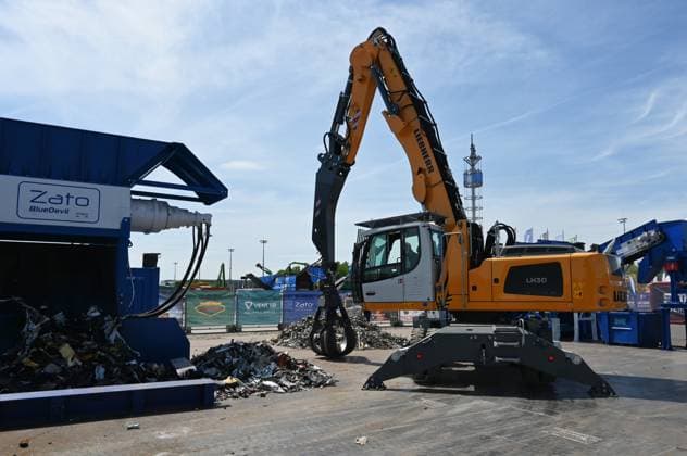Die IFAT Munich 2026 ist die weltweit führende Fachmesse für Wasser-, Abwasser-, Abfall- und Rohstoffwirtschaft. Die Messe findet alle zwei Jahre auf dem Messegelände in München - Riem statt. Foto: Liebherr LH30 und Zato BlueDevil Schrottpresse