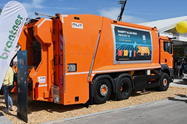 Die IFAT Munich 2026 ist die weltweit führende Fachmesse für Wasser-, Abwasser-, Abfall- und Rohstoffwirtschaft. Die Messe findet alle zwei Jahre auf dem Messegelände in München - Riem statt. Foto: MAN Müll-LKW am Messestand von MUT Steyr Automotive