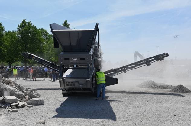 Die IFAT Munich 2026 ist die weltweit führende Fachmesse für Wasser-, Abwasser-, Abfall- und Rohstoffwirtschaft. Die Messe findet alle zwei Jahre auf dem Messegelände in München - Riem statt. Foto: NB Baumaschinen GmbH am Freigelände
