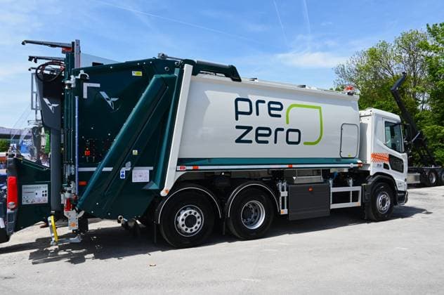 Die IFAT Munich 2026 ist die weltweit führende Fachmesse für Wasser-, Abwasser-, Abfall- und Rohstoffwirtschaft. Die Messe findet alle zwei Jahre auf dem Messegelände in München - Riem statt. Foto: PreZero Stiftung und Co.KG, Volvo LKW-Müllwagen. PreZero gehört zur Schwarz Gruppe, einem der führenden Handelskonzerne in Europa, zu dem auch Lidl und Kaufland zählen. Der Umweltdienstleister fungiert als eigenständige Sparte innerhalb der Gruppe, die sich auf Recycling, Entsorgung und Kreislaufwirtschaft spezialisiert hat.