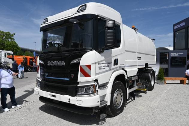 Die IFAT Munich 2026 ist die weltweit führende Fachmesse für Wasser-, Abwasser-, Abfall- und Rohstoffwirtschaft. Die Messe findet alle zwei Jahre auf dem Messegelände in München - Riem statt. Foto: Scania XT LKW, Faun Viajet, Kehrmaschine