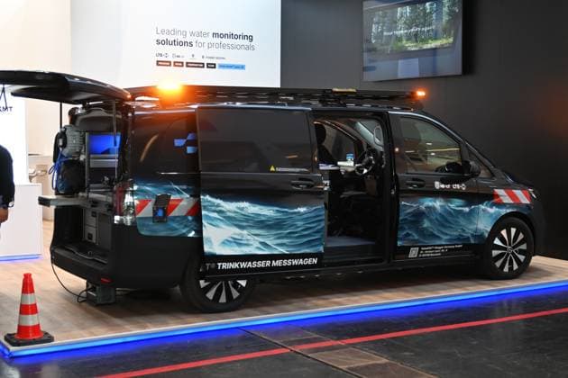 Die IFAT Munich 2026 ist die weltweit führende Fachmesse für Wasser-, Abwasser-, Abfall- und Rohstoffwirtschaft. Die Messe findet alle zwei Jahre auf dem Messegelände in München - Riem statt. Foto: Messestand seba KMT by Megger, Mercedes - Trinkwasser Messwagen