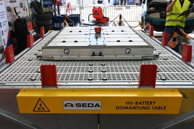 Die IFAT Munich 2026 ist die weltweit führende Fachmesse für Wasser-, Abwasser-, Abfall- und Rohstoffwirtschaft. Die Messe findet alle zwei Jahre auf dem Messegelände in München - Riem statt. Foto: Seda Batterie Recycling. Das SEDA HV-Equipment ermöglicht eine sichere und effiziente Demontage, Lagerung und Transport von Elektrofahrzeugen und Hochvolt-Batterien.