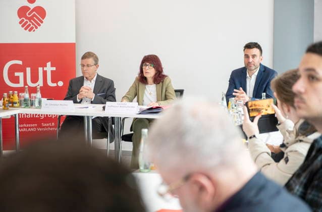 Jahrespressekonferenz 2026 des Sparkassenverbandes Saar am Dienstag (05.05.2026) in Saarbrücken. Im Bild (v.l.): Dr. Christian Molitor, Geschäftsführer des Sparkassenverbandes Saar, Cornelia Hoffmann-Bethscheider, die Präsidentin des Sparkassenverbandes Saar, und Benjamin Kirsch, Pressesprecher des Sparkassenverbandes Saar.