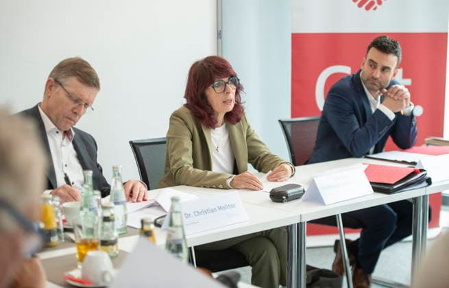 Jahrespressekonferenz 2026 des Sparkassenverbandes Saar am Dienstag (05.05.2026) in Saarbrücken. Im Bild (v.l.): Dr. Christian Molitor, Geschäftsführer des Sparkassenverbandes Saar, Cornelia Hoffmann-Bethscheider, die Präsidentin des Sparkassenverbandes Saar, und Benjamin Kirsch, Pressesprecher des Sparkassenverbandes Saar.
