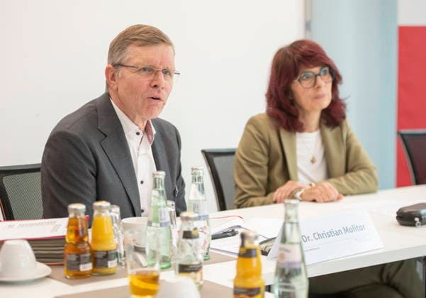Jahrespressekonferenz 2026 des Sparkassenverbandes Saar am Dienstag (05.05.2026) in Saarbrücken. Im Bild (v.l.): Dr. Christian Molitor, Geschäftsführer des Sparkassenverbandes Saar, und Cornelia Hoffmann-Bethscheider, die Präsidentin des Sparkassenverbandes Saar.