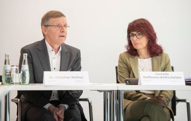 Jahrespressekonferenz 2026 des Sparkassenverbandes Saar am Dienstag (05.05.2026) in Saarbrücken. Im Bild (v.l.): Dr. Christian Molitor, Geschäftsführer des Sparkassenverbandes Saar, und Cornelia Hoffmann-Bethscheider, die Präsidentin des Sparkassenverbandes Saar.