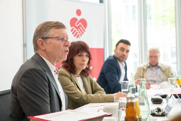 Jahrespressekonferenz 2026 des Sparkassenverbandes Saar am Dienstag (05.05.2026) in Saarbrücken. Im Bild (v.l.): Dr. Christian Molitor, Geschäftsführer des Sparkassenverbandes Saar, Cornelia Hoffmann-Bethscheider, die Präsidentin des Sparkassenverbandes Saar, und Benjamin Kirsch, Pressesprecher des Sparkassenverbandes Saar.