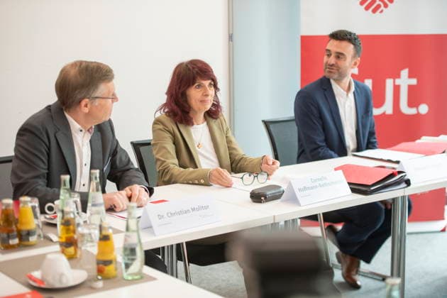 Jahrespressekonferenz 2026 des Sparkassenverbandes Saar am Dienstag (05.05.2026) in Saarbrücken. Im Bild (v.l.): Dr. Christian Molitor, Geschäftsführer des Sparkassenverbandes Saar, Cornelia Hoffmann-Bethscheider, die Präsidentin des Sparkassenverbandes Saar, und Benjamin Kirsch, Pressesprecher des Sparkassenverbandes Saar.