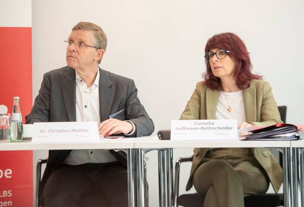 Jahrespressekonferenz 2026 des Sparkassenverbandes Saar am Dienstag (05.05.2026) in Saarbrücken. Im Bild (v.l.): Dr. Christian Molitor, Geschäftsführer des Sparkassenverbandes Saar, und Cornelia Hoffmann-Bethscheider, die Präsidentin des Sparkassenverbandes Saar.