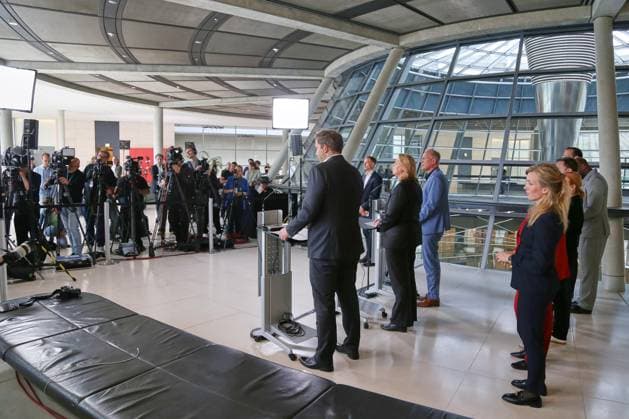 Berlin, Deutschland, 05.05.2026: Deutscher Bundestag: SPD-Fraktionssitzung: Bundesminister der Finanzen Lars Klingbeil (SPD), Matthias Miersch (SPD) und Bundesministerin für Arbeit und Soziales Bärbel Bas (SPD) geben ein Statement Copyright: xdtsxNachrichtenagenturx dts_117765