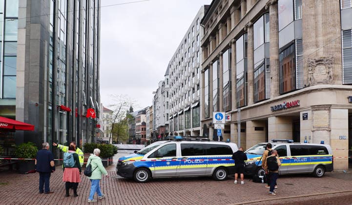 Leipzig, 05.05.2026, Innenstadt Grimmaische Straße , Tag nach der Amokfahrt in leipzigs City. Der Zugang zur Grimmaische Strasse am Augustusplatz war am Tag nach der Tat durch Polizei abgesperrt. ,