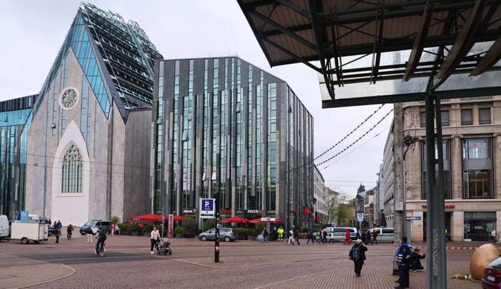 Leipzig, 05.05.2026, Innenstadt Grimmaische Straße , Tag nach der Amokfahrt in leipzigs City. Der Zugang zur Grimmaische Strasse am Augustusplatz neben der Universitätskirche war am Tag nach der Tat durch Polizei abgesperrt. ,