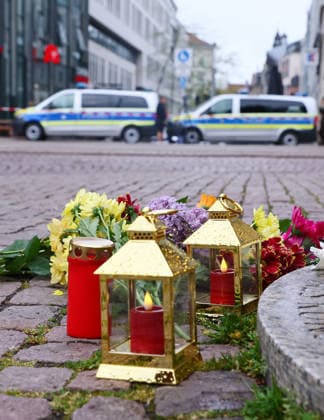 Leipzig, 05.05.2026, Innenstadt Grimmaische Straße , Ort des Mitgefühls für die Opfer einer Amokfahrt in leipzigs City am Vortag. Niedergelegte Blumen und Kerzen unweit des Tatortes Grimmaische Strasse, durch Polizeikräfte abgesperrt , Zwei getötete Menschen und viele Verletzte sind zu beklagen ,