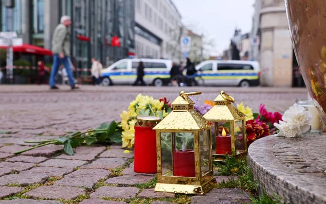 Leipzig, 05.05.2026, Innenstadt Grimmaische Straße , Ort des Mitgefühls für die Opfer einer Amokfahrt in leipzigs City am Vortag. Niedergelegte Blumen unweit des Tatortes Grimmaische Strasse, durch Polizeikräfte abgesperrt , Zwei getötete Menschen und viele Verletzte sind zu beklagen ,