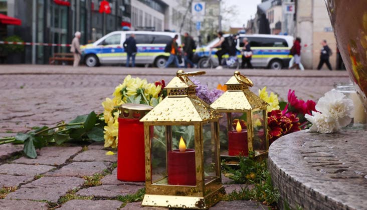 Leipzig, 05.05.2026, Innenstadt Grimmaische Straße , Ort des Mitgefühls für die Opfer einer Amokfahrt in leipzigs City am Vortag. Niedergelegte Blumen und Kerzen unweit des Tatortes Grimmaische Strasse, durch Polizeikräfte abgesperrt , Zwei getötete Menschen und viele Verletzte sind zu beklagen ,