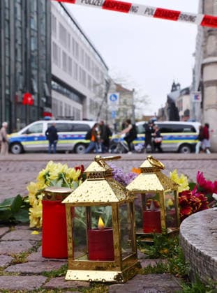 Leipzig, 05.05.2026, Innenstadt Grimmaische Straße , Ort des Mitgefühls für die Opfer einer Amokfahrt in leipzigs City am Vortag. Niedergelegte Blumen unweit des Tatortes Grimmaische Strasse, durch Polizeikräfte abgesperrt , Zwei getötete Menschen und viele Verletzte sind zu beklagen ,