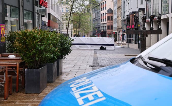 Leipzig, 05.05.2026, Innenstadt Grimmaische Straße , Tag nach der Amokfahrt in leipzigs City. Der Zugang zur Grimmaische Strasse am Augustusplatz war am Tag nach der Tat durch Polizei abgesperrt. ,