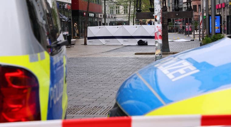 Leipzig, 05.05.2026, Innenstadt Grimmaische Straße , Tag nach der Amokfahrt in leipzigs City. Der Zugang zur Grimmaische Strasse war am Tag nach der Tat durch Polizei abgesperrt. ,