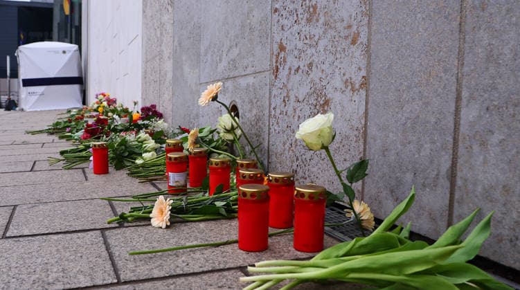 Leipzig, 05.05.2026, Innenstadt Grimmaische Straße , Ort des Mitgefühls für die Opfer einer Amokfahrt in leipzigs City am Vortag. Niedergelegte Blumen und Kerzen unweit des Tatortes Grimmaische Strasse. , Zwei getötete Menschen und viele Verletzte sind zu beklagen ,