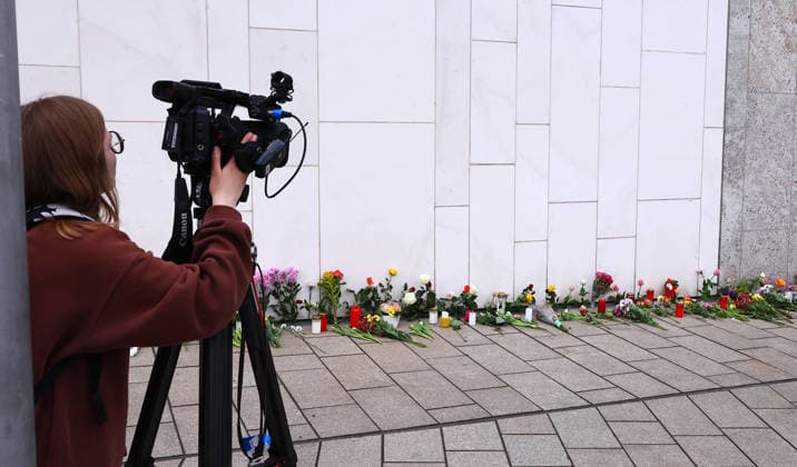 Leipzig, 05.05.2026, Innenstadt Grimmaische Straße , Ort des Mitgefühls für die Opfer einer Amokfahrt in leipzigs City am Vortag. Niedergelegte Blumen unweit des Tatortes Grimmaische Strasse. , Zwei getötete Menschen und viele Verletzte sind zu beklagen ,