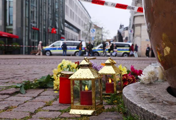 Leipzig, 05.05.2026, Innenstadt Grimmaische Straße , Ort des Mitgefühls für die Opfer einer Amokfahrt in leipzigs City am Vortag. Niedergelegte Blumen und Kerzen unweit des Tatortes Grimmaische Strasse, durch Polizeikräfte abgesperrt , Zwei getötete Menschen und viele Verletzte sind zu beklagen ,