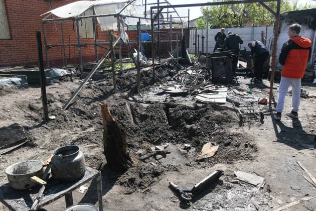 The impact site of a Russian drone is seen in the yard of a house in Dnipro, Ukraine, May 5, 2026. As a result of the attack, one person was injured. Three private houses and a critical infrastructure facility were also damaged in the city. (Photo by Mykola Miakshykov Ukrinform) Russian drone strike hits residential area in Dnipro  Copyright: xMykolaxMiakshykovx