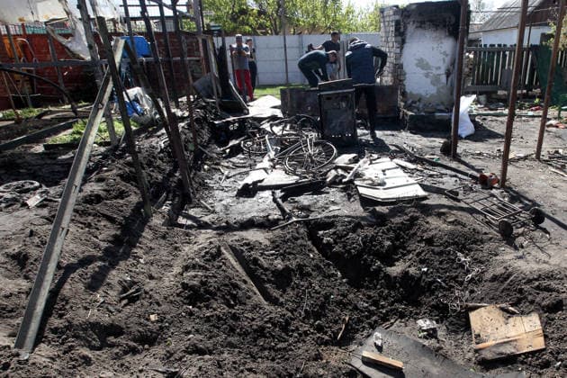 The impact site of a Russian drone is seen in the yard of a house in Dnipro, Ukraine, May 5, 2026. As a result of the attack, one person was injured. Three private houses and a critical infrastructure facility were also damaged in the city. (Photo by Mykola Miakshykov Ukrinform) Russian drone strike hits residential area in Dnipro  Copyright: xMykolaxMiakshykovx