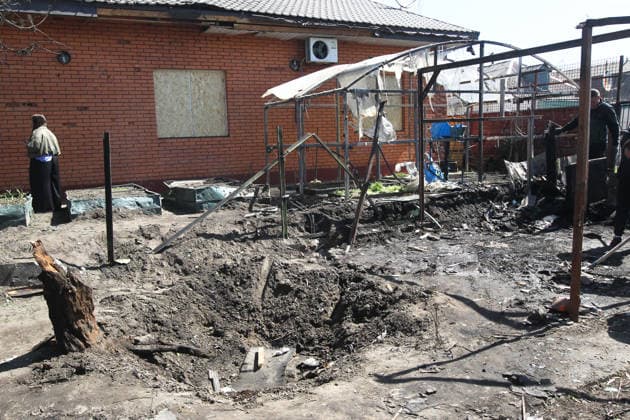 The impact site of a Russian drone is seen in the yard of a house in Dnipro, Ukraine, May 5, 2026. As a result of the attack, one person was injured. Three private houses and a critical infrastructure facility were also damaged in the city. (Photo by Mykola Miakshykov Ukrinform) Russian drone strike hits residential area in Dnipro  Copyright: xMykolaxMiakshykovx